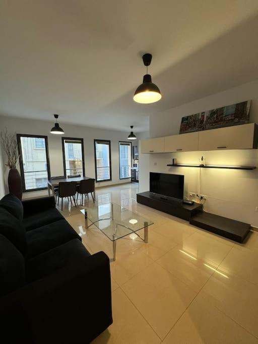 2 Bedroom Found In A Great Location Apartment *
